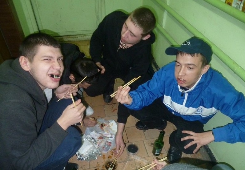 Питаются самцы этого вида в среде обитания, и основной рацион составляет пиво, чем дешевле - тем лучше. быдло, гопники, подъезды, фотографии