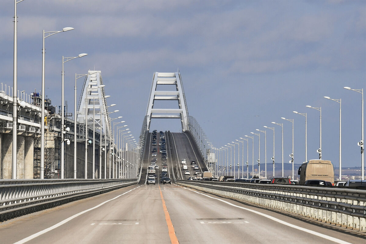 На подъезде к Крымскому мосту со стороны Тамани стоят 240 транспортных средств