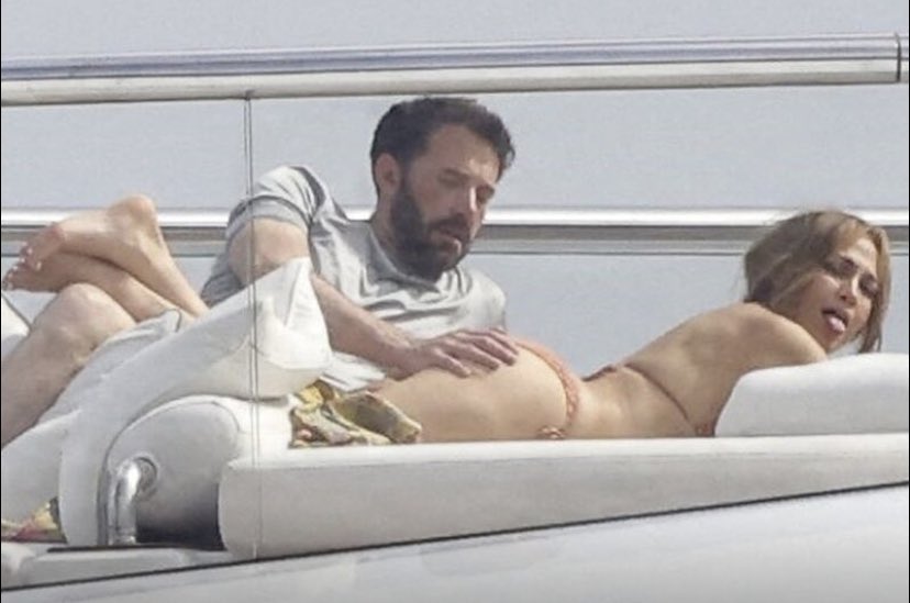 Бен Аффлек трогает попу Дженнифер Лопес