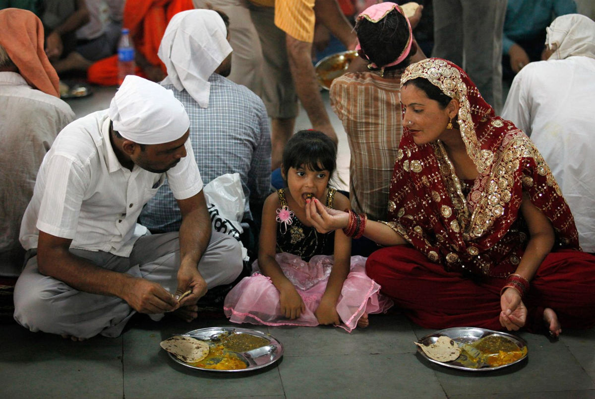 Индия люди. Прием пищи в Индии. Трапеза в Индии. Индийцы едят руками.