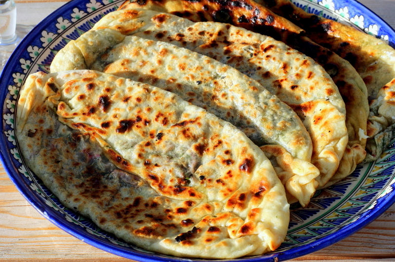 Армянское блюдо из теста и чесноком