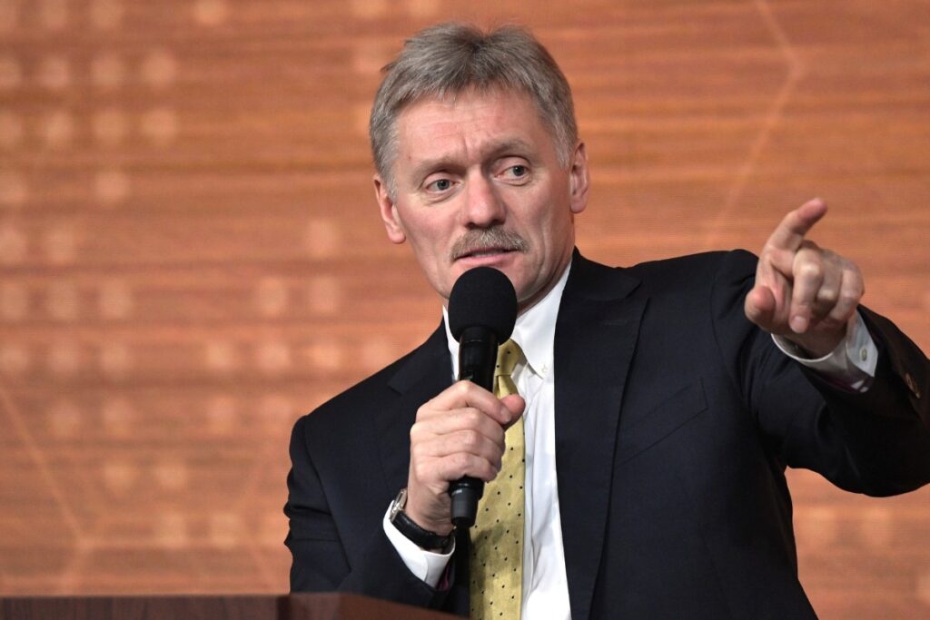 Песков: Зеленский пытается убедить «кормильцев», что он хороший «вояка»