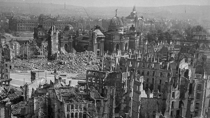 Союзники бомбили города не хуже нацистов. |Фото: russian7.ru.