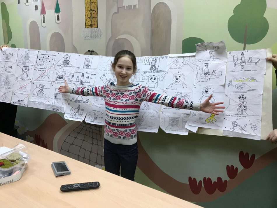 Марианна Калина с раскадровкой своего мультфильма/из семейного архива