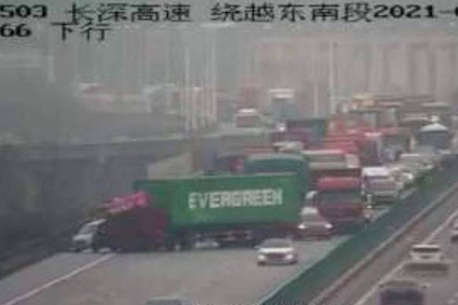 Грузовик арендатора застрявшего в Суэцком канале судна перекрыл дорогу в Китае