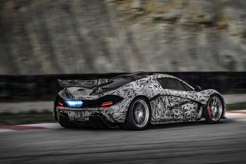 Фотографии с McLaren P1 в черно-белом камуфляже можно смело выставлять в Третьяковской галерее – настолько он потрясающе выглядит. испытания, прототип