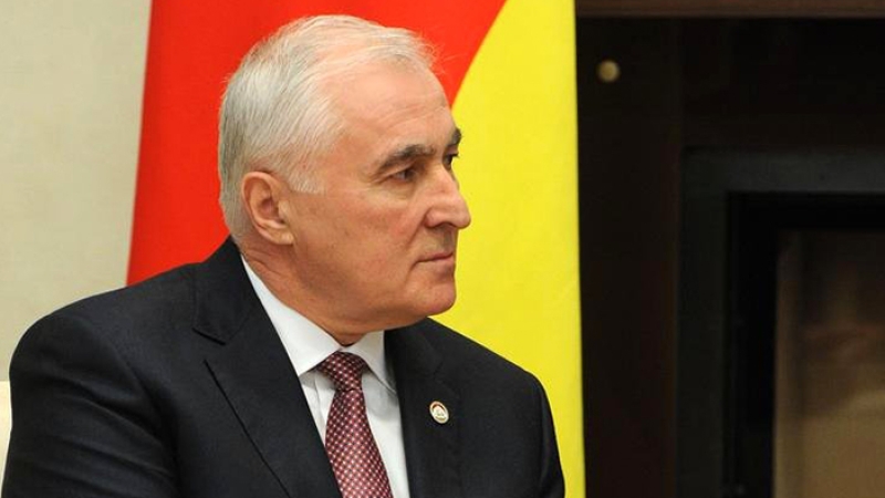 Кортеж с президентом Южной Осетии попал в ДТП