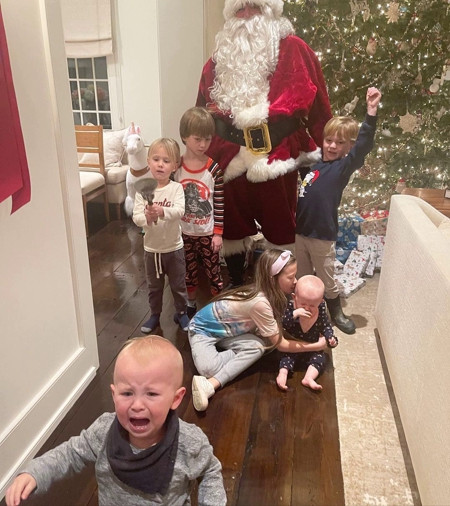 Фотосессии в пижамах и шапках Санты: как Мэрайя Кэри, Риз Уизерспун, Джаред Лето и другие звезды встретили Рождество Хроника