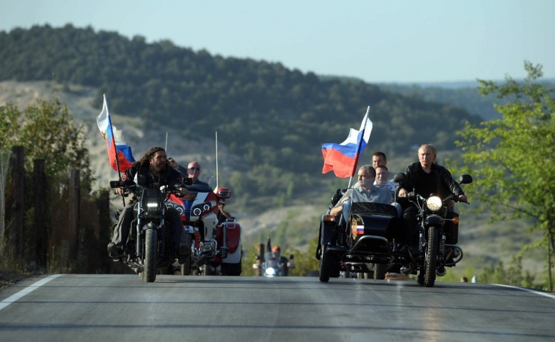 Путин снова сел за мотоцикл. И снова без каски авто и мото,автоновости,видео