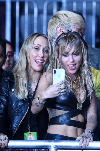 Еще короче: мама Майли Сайрус сделала ей новую стрижку Еще короче: мама Майли Сайрус сделала ей новую стрижку Было/Стало