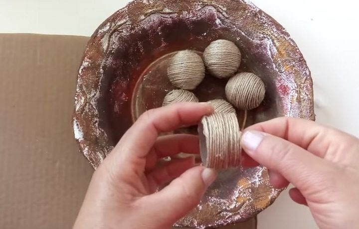 Как с умом использовать флаконы от дезодорантов Как с умом использовать флаконы от дезодорантов шарик, приклейте, флакон, Сделайте, резьбой, несколько, паяльником, отверстие, флакона, нитку, шариков, держатели, бусин, оклейте, снова, детали, джутом, пришивания, вставьте, бумажных