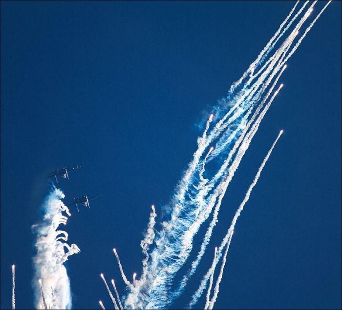 «Русские Витязи» нарисовали в небе фигуру ангела красивые фотографии,приколы,прикольные картинки,фото приколы