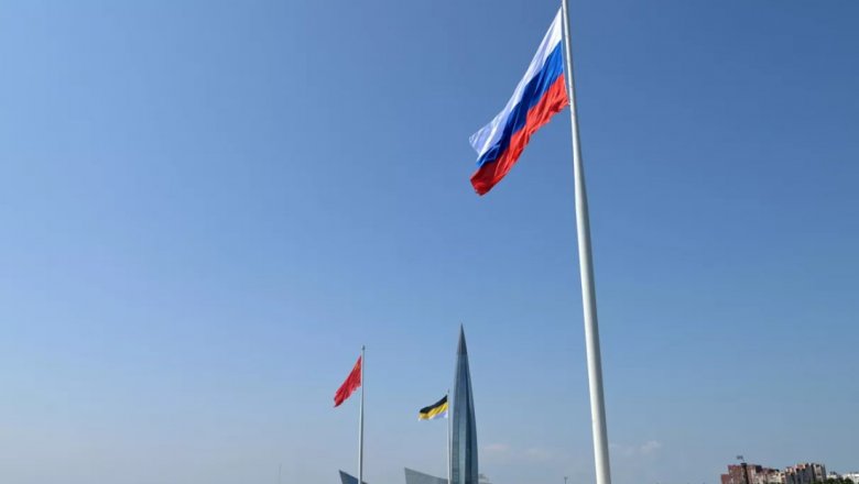 Флаги России, СССР и Российской империи подняли перед Лахта-центром | 17  июня 2023 - Новости Mail.ru