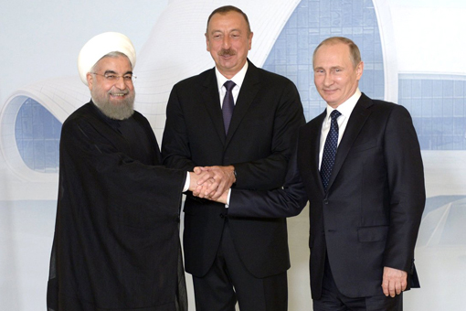 Трехсторонняя встреча глав Азербайджана, Ирана и России: Владимир Путин (справа), Ильхам Алиев (в центре) и Хасан Рухани