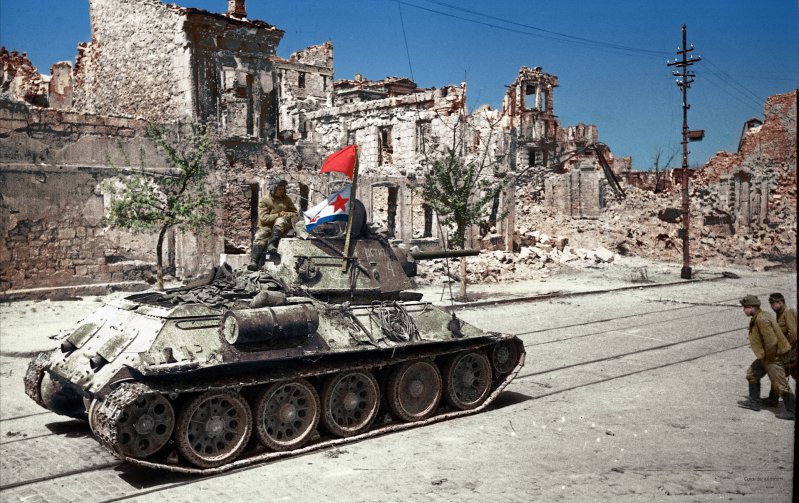 Советский танк на улице города Севастополя, 9 мая 1944 года, до Победы остался ровно один год. Великая Отечественная, авто, вов, военная техника, война, ретро фото, старые фотографии, фотографии