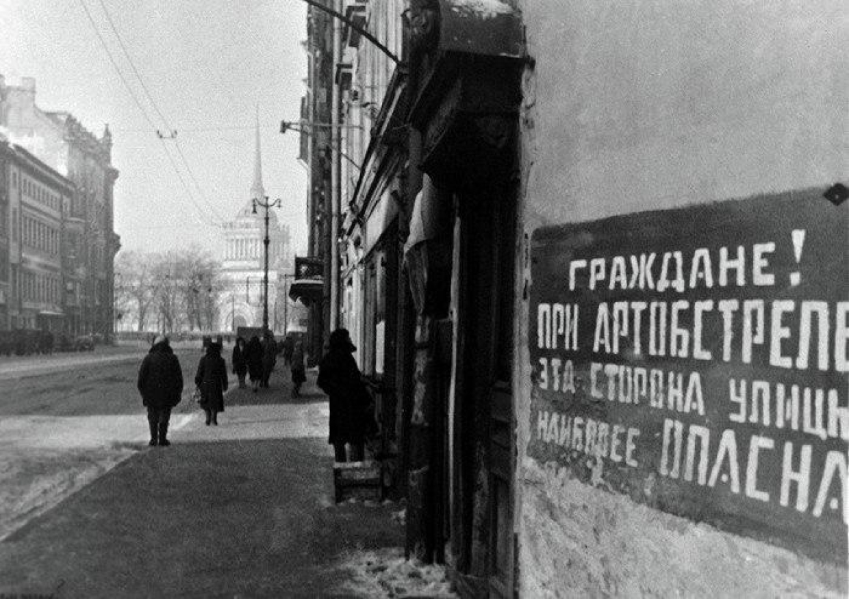Пройти по блокадному Ленинграду: энтузиасты сделали уникальный спектакль-прогулку