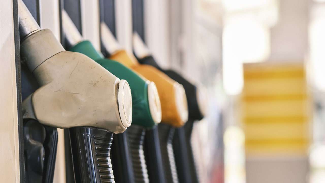 Профицит топлива в России может привести к падению цен на бензин в мае