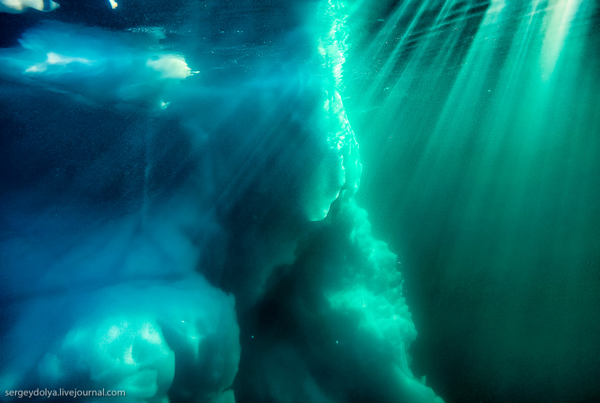 1 2 под воду. Дно айсберга. Шторм под водой. Iceberg под водой. Айсберг фото под водой.