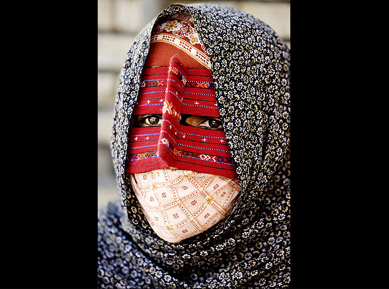17 фото иранских женщин в традиционных масках, и откуда пошла эта традиция маски, масок, детей, носит, женщин, появились, которой, залива, снова, Персидского, популярны, Остовар, издалека, женщины, несколько, ношения, жителей, только, маску, отказываются