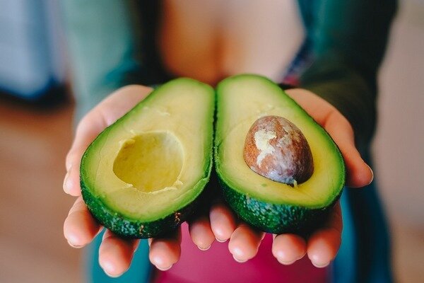 Можно употреблять авокадо как фрукт в свежем виде, так и добавлять его к салатам (Фото: Pixabay.com)
