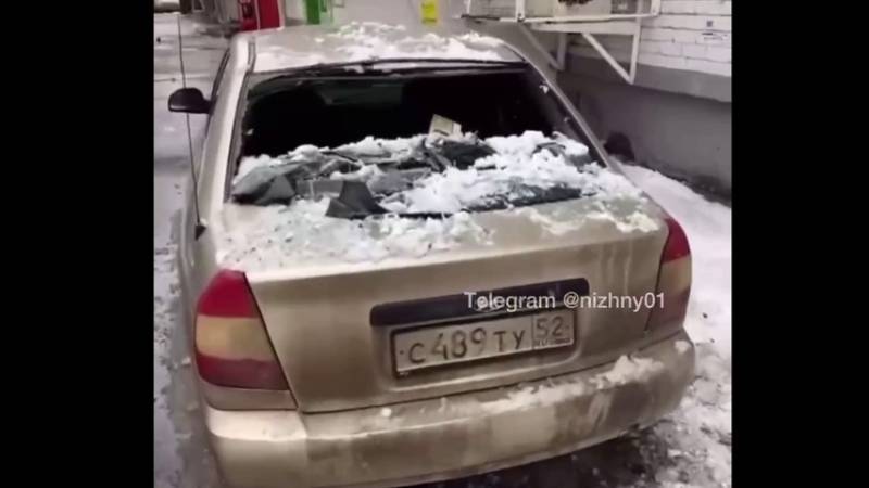 Глыба льда разбила автомобиль жителя Нижнего Новгорода
