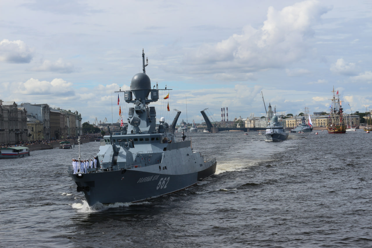 Китайские корабли отметят День ВМФ России