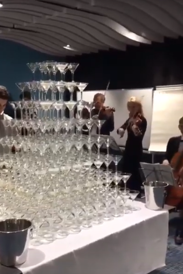 Как карточный домик: на корпоративе в банке бармен эффектно разбил "пирамиду" из бокалов Как карточный домик: на корпоративе в банке бармен эффектно разбил "пирамиду" из бокалов