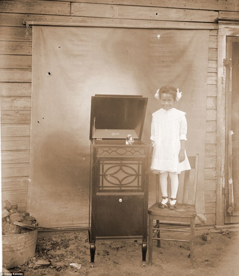 Девочка позирует рядом с фонографом Эдисона афроамериканец, история, прошлое, сегрегация, фотография