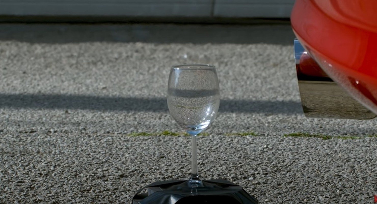 Может ли бокал для вина треснуть из-за выхлопной системы автомобиля?