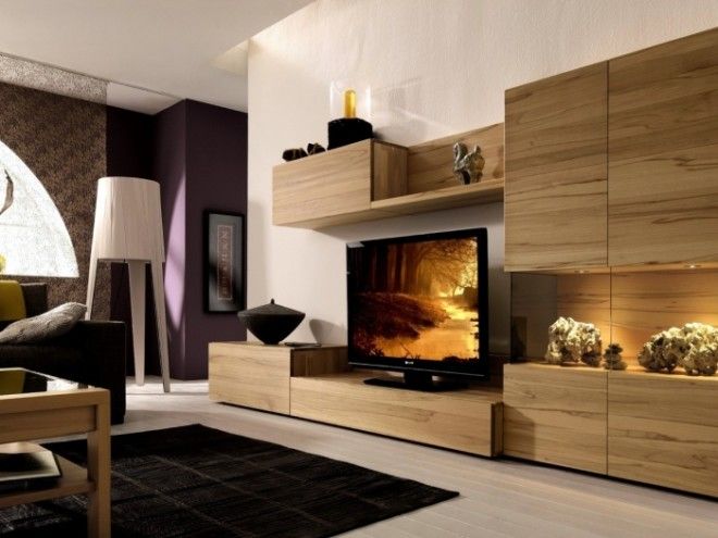 Модульная мебель из натуральной древесины светлого оттенка в интерьере гостиной комнаты. 