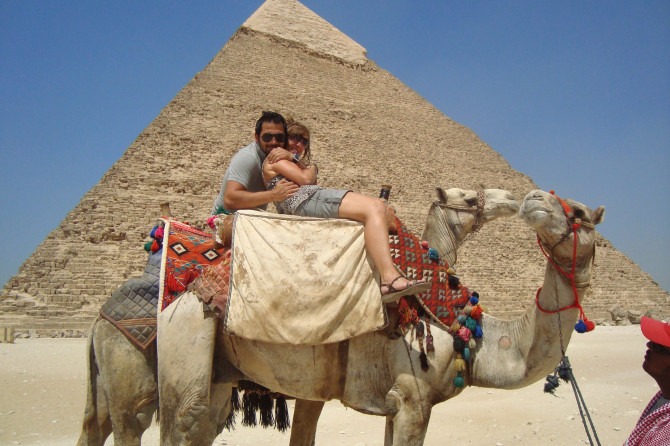 Горбатая любовь: пенсионерке придется заплатить красавчику из Египта, который соблазнил ее верблюдами