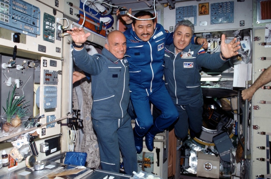 ​Экипаж космического корабля «Союз ТМ-32» на борту Международной космической станции, апрель 2001 года. NASA nasa.gov - Туристом на орбиту | Warspot.ru