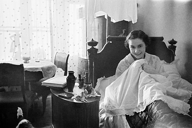 Ольга Лепешинская у себя дома. Москва, 1940 год.