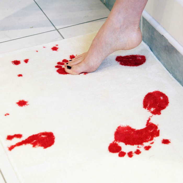 «Кровавый» коврик для ванны.