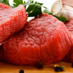 Красное мясо, порезанное большими кусками