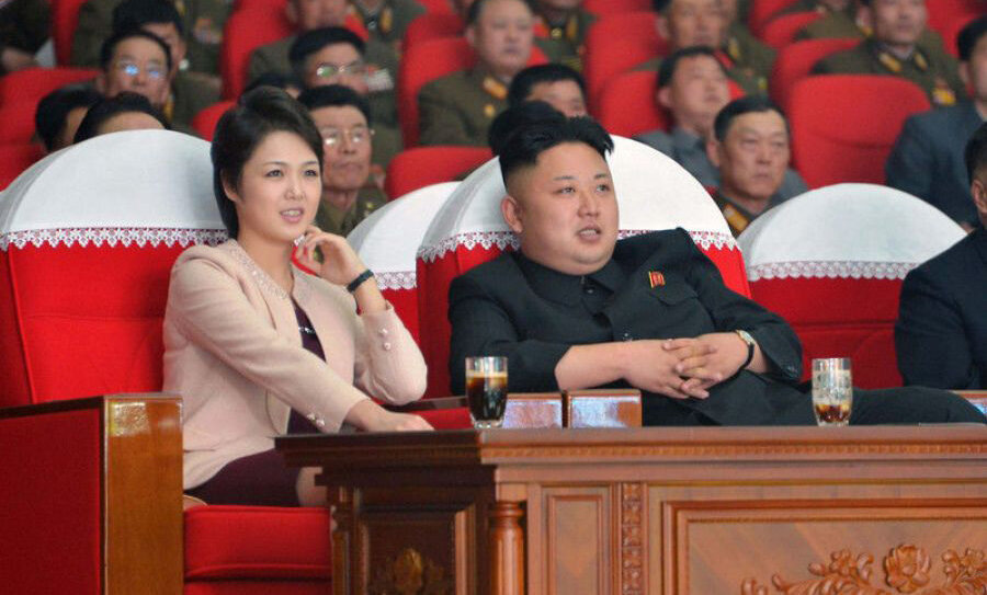 Точный возраст жены Ким Чен Ына неизвестен, засекречена даже дата её рождения. Но предполагается, что на сегодня ей около 35 лет.-2