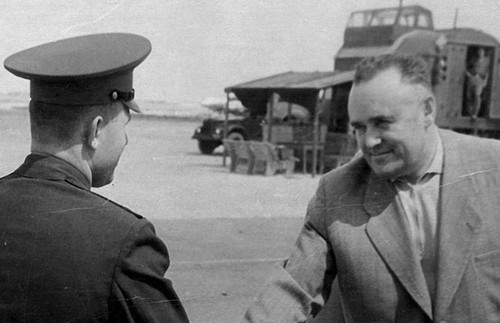 26 Юрий Гагарин и Сергей Королёв на космодроме Байконур, 1964 год.jpg