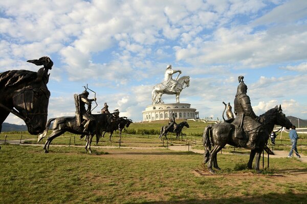 монумент Чингисхану и скульптуры воинов в Монголии (фото o-avgust.livejournal.com)