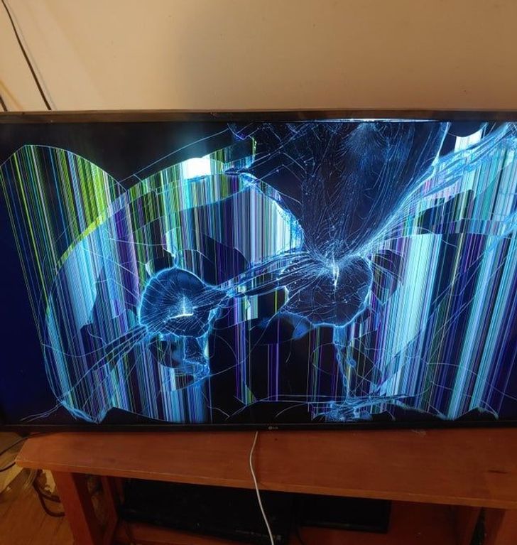 разбитый телевизо