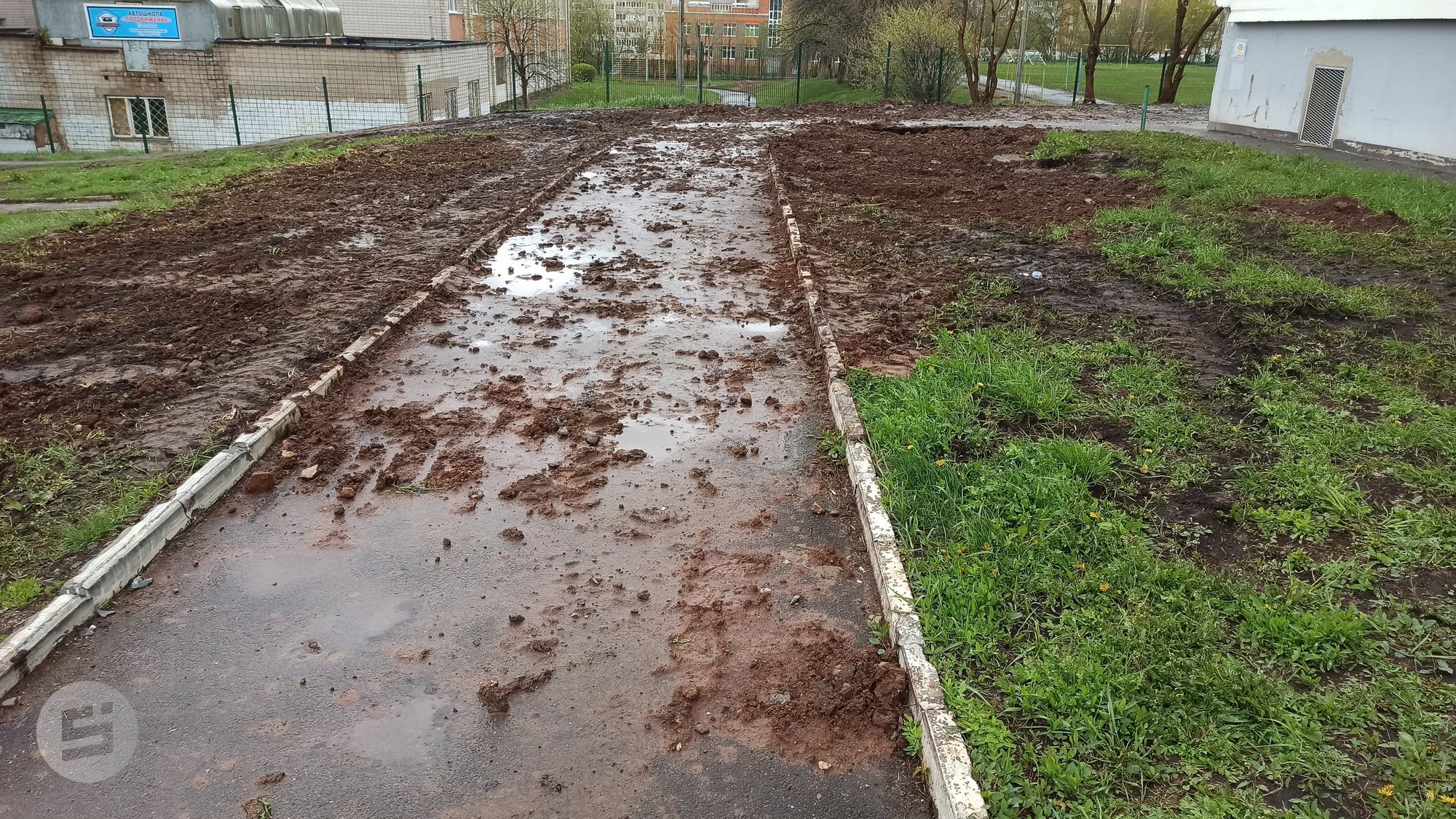 Жители улицы Холмогорова в Ижевске пожаловались на непролазную грязь, оставленную после раскопок
