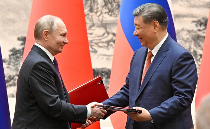 Владимир Путин и председатель КНР Си Цзиньпин 16 мая подписали совместное заявление о стратегическом взаимодействии между странами.