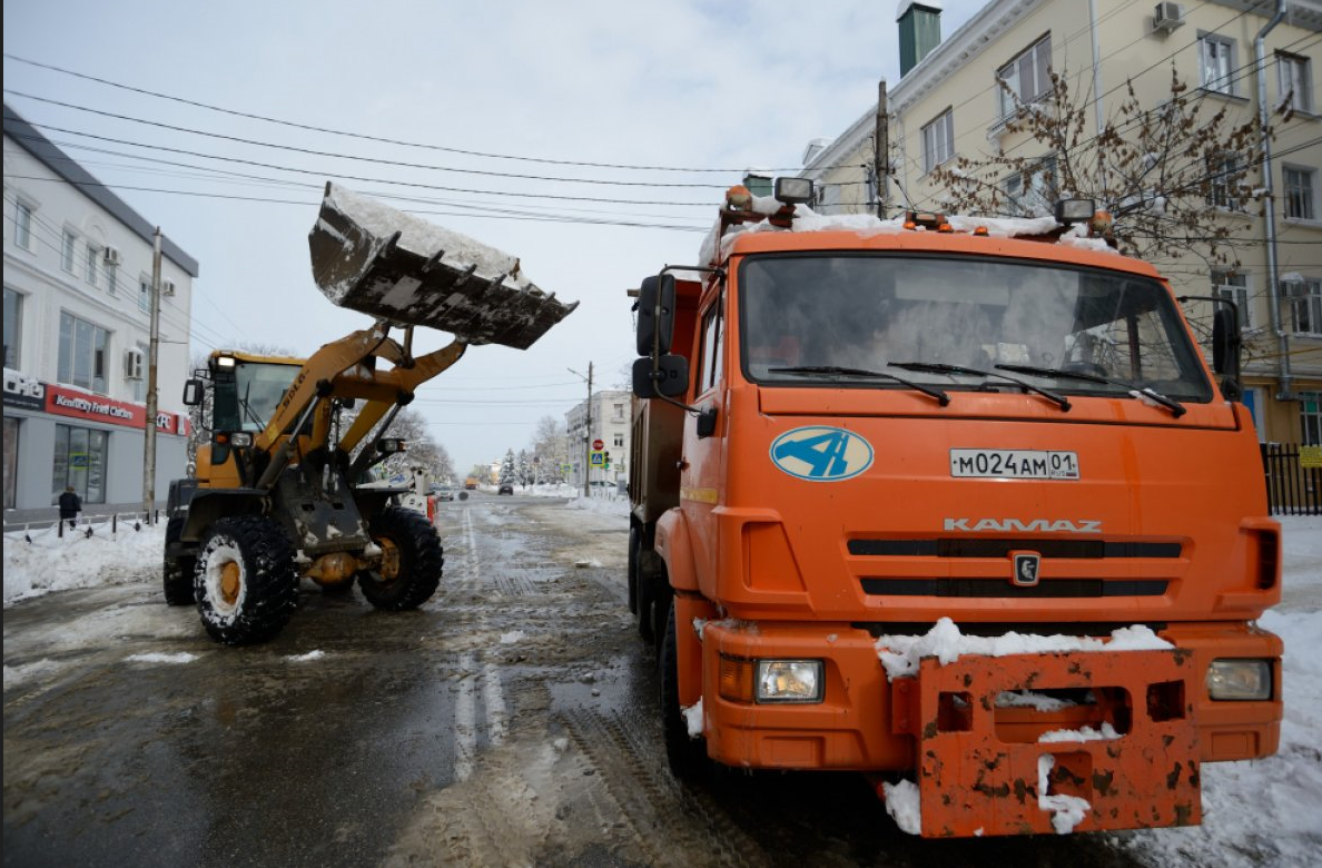 В Майкопе ведется уборка улично-дорожной сети от снега