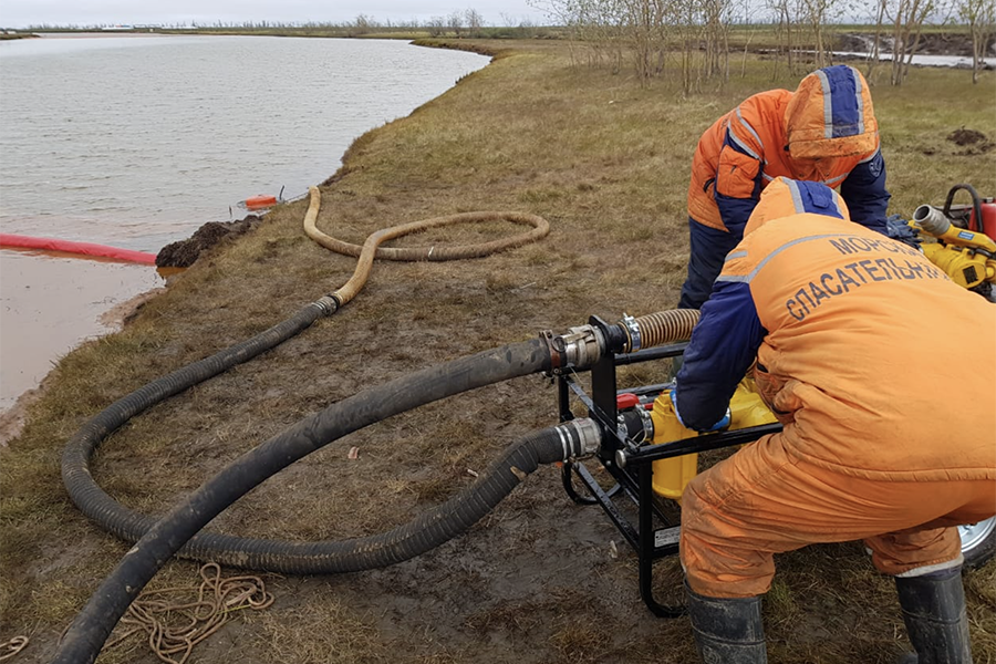 Разлив солярки. Разлив дизельного топлива. Разлив нефтепродуктов в Норильске. Разлив топлива в Норильске. Дизельное топливо розлив.