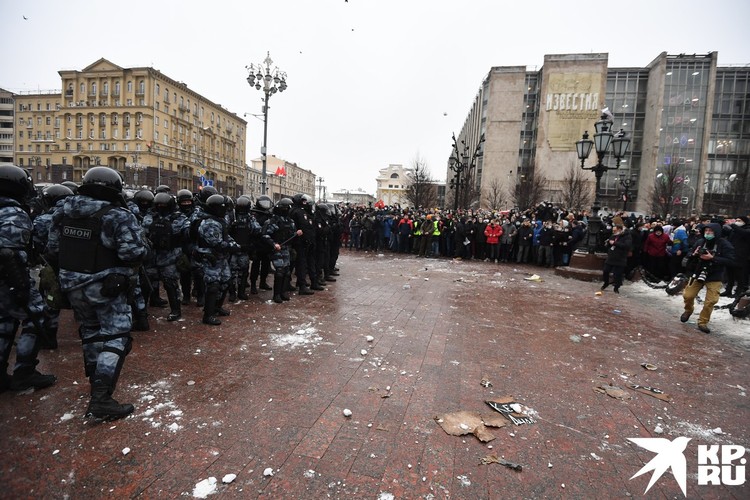 В ОМОН летят снежки