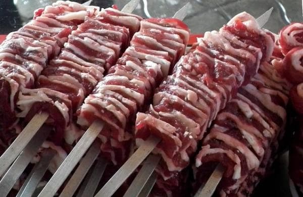 Кусочки мяса с прослойками жира