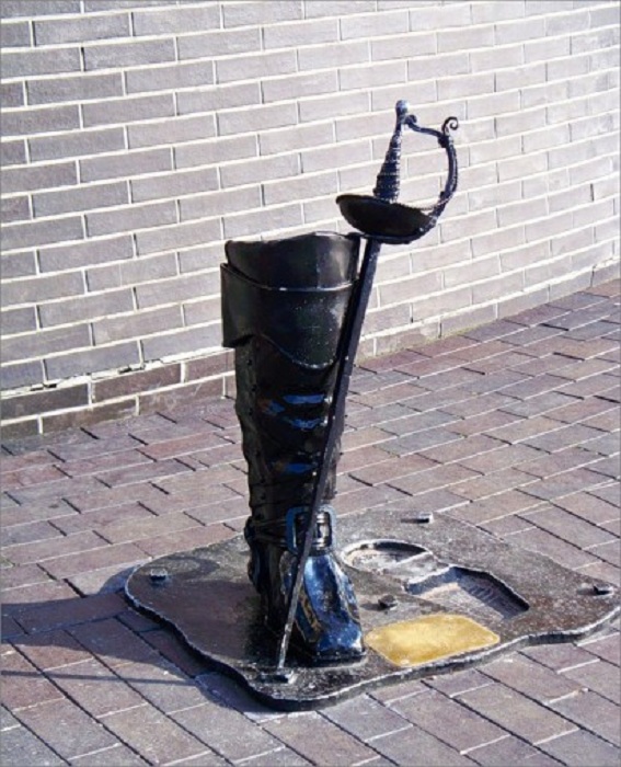 Обувь в искусстве: От изношенных башмаков Ван Гога и сапог Сталина до изящной женской туфельки с шедевром Боттичелли на стельке Обувь в искусстве: От изношенных башмаков Ван Гога и сапог Сталина до изящной женской туфельки с шедевром Боттичелли на стельке