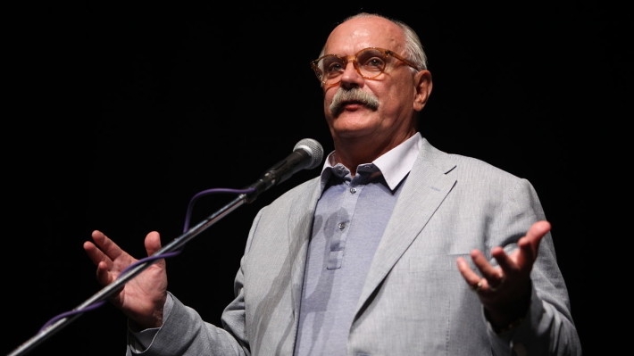 Михалков чудом избежал травмы из-за упавшей декорации во МХАТе