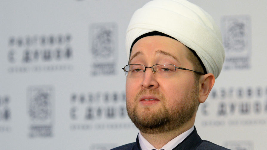 Муфтий Москвы призвал отнестись снисходительно к участницам откровенной фотосессии у мечети