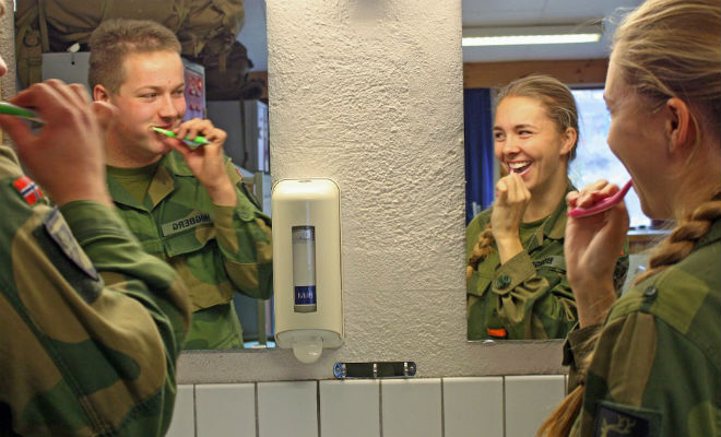 Эксперимент в армии Норвегии, где солдат мужчин и женщин разместили в одной казарме. Видео мужчины, солдат, Норвегии, эксперимент, женщины, армии, служба, разных, одной, женщин, сестрам, общности, дополняли, друга, службе, прекрасно, коллектива, Армия, отметили, чувства