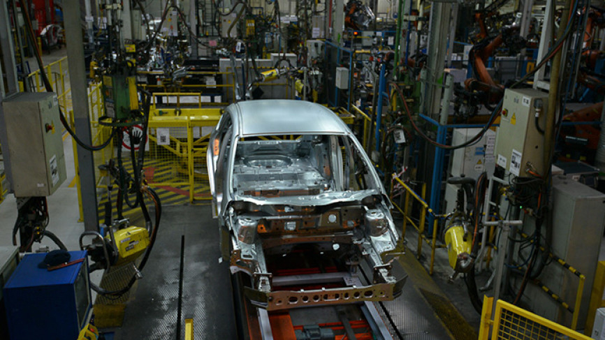 Производство автомобилей в России снизилось на четверть с начала года